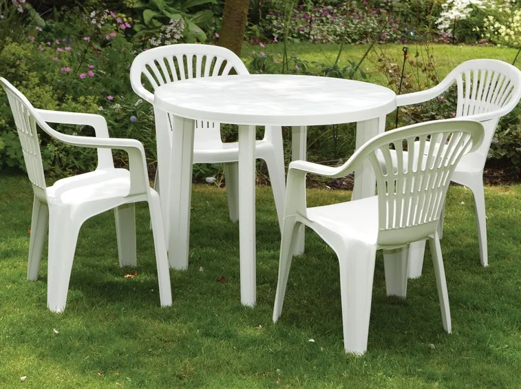 Classico tavolo in plastica da giardino