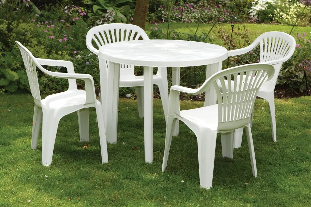 Classico tavolo in plastica da giardino