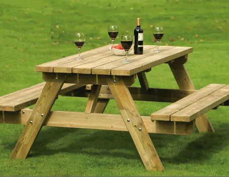 Tavolo legno rustico con vino