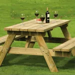 Tavolo legno rustico con vino