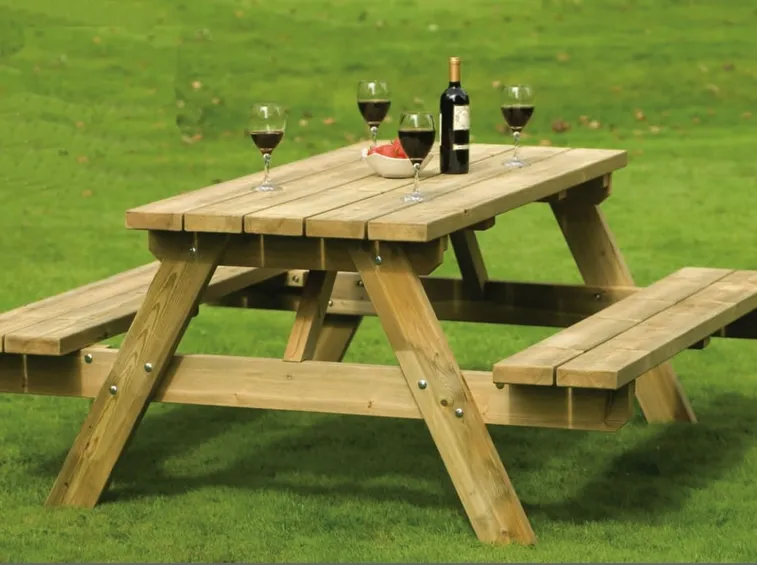 Tavolo legno rustico con vino