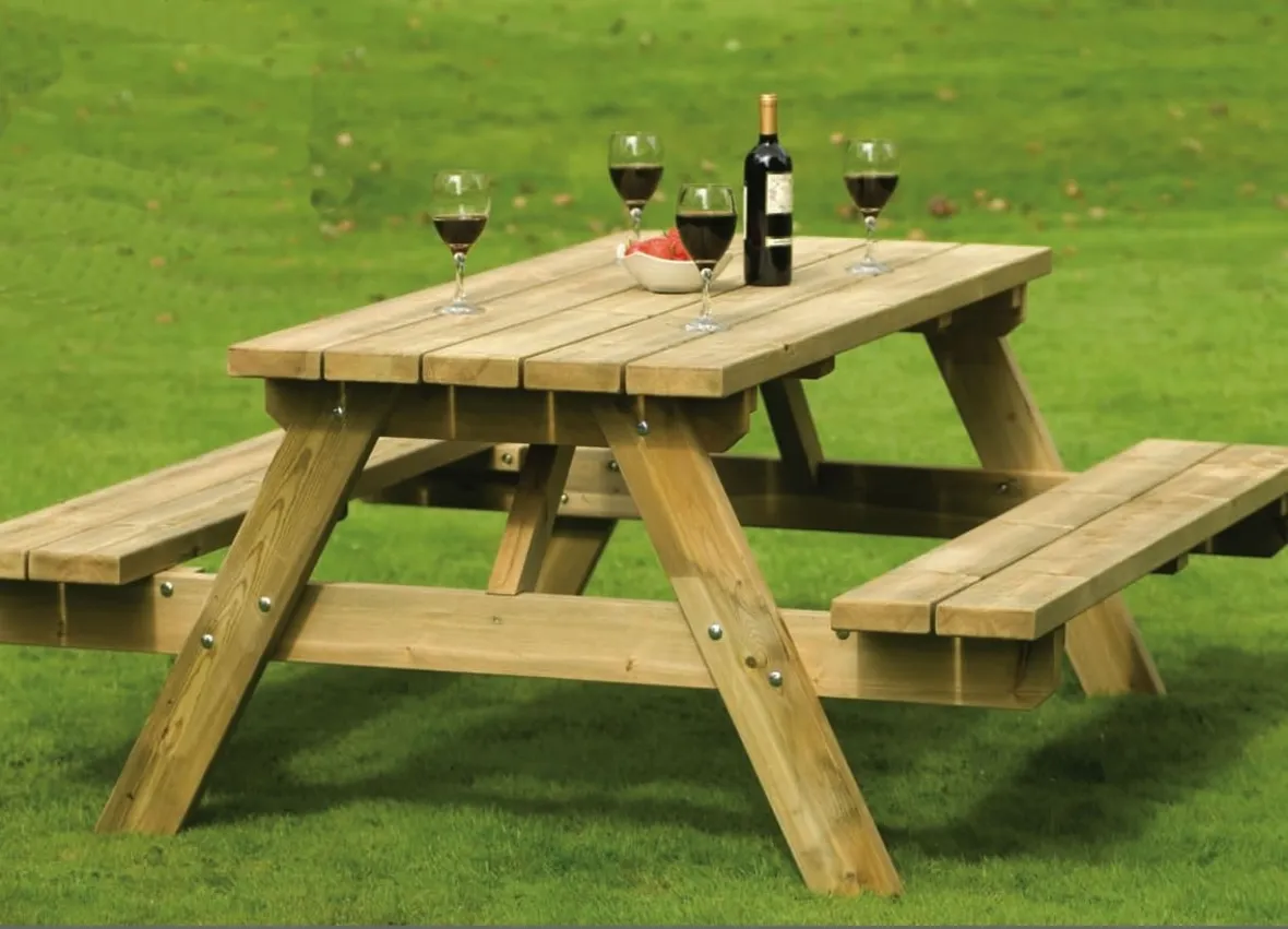 Tavolo legno rustico con vino