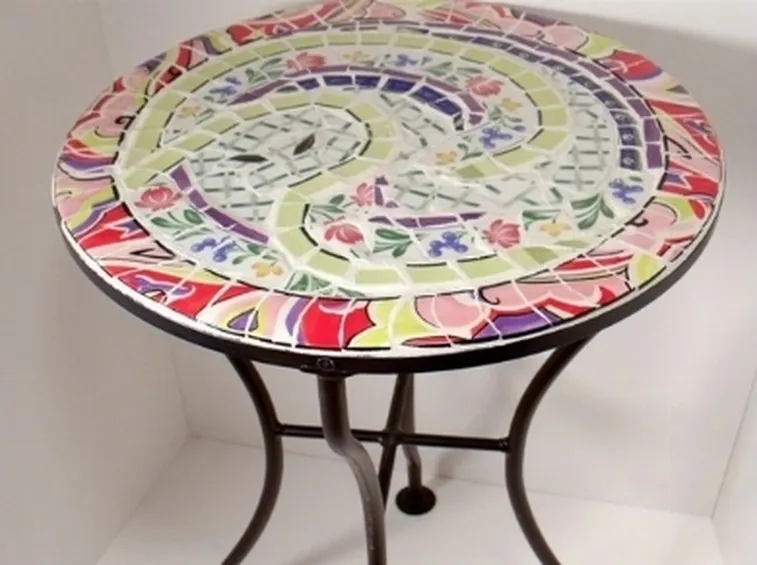 Tavolo da giardino a mosaico