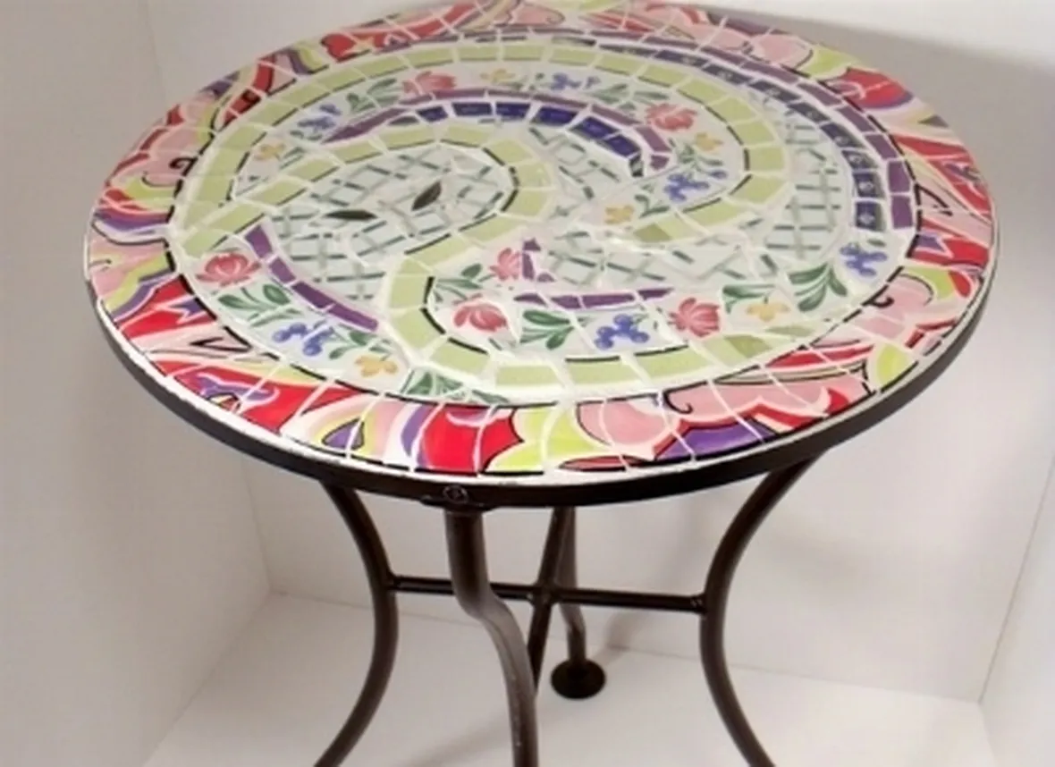 Tavolo da giardino a mosaico