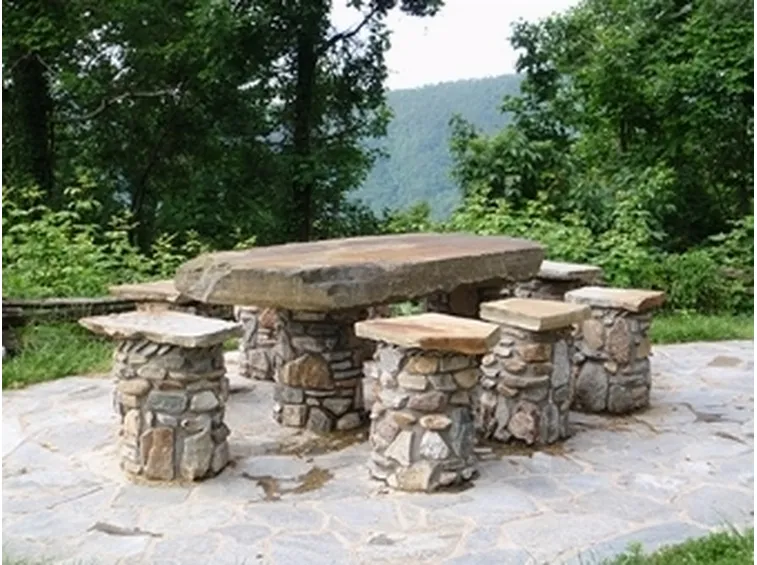 Tavolo da giardino in pietra