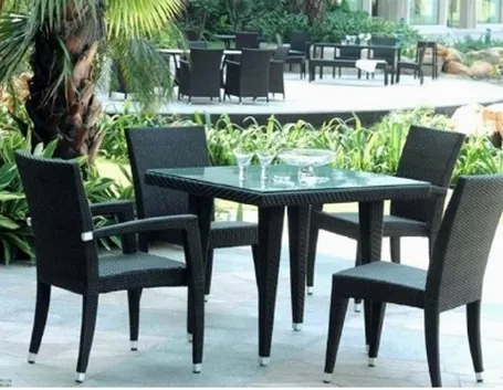 Tavolo da giardino in rattan