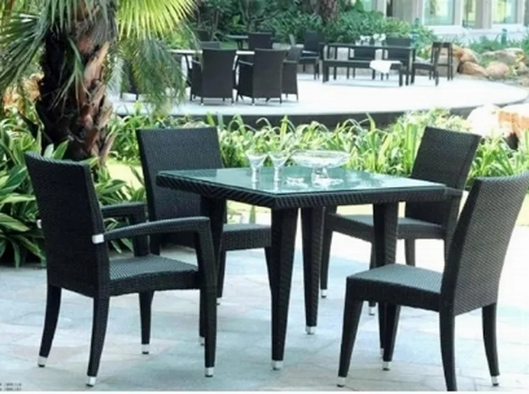 Tavolo da giardino in rattan