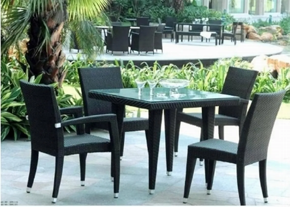 Tavolo da giardino in rattan