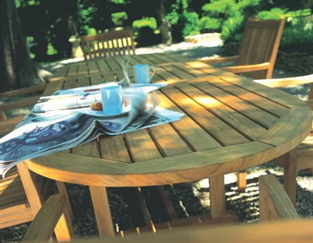 tavolo in legno chiaro