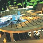 tavolo in legno chiaro