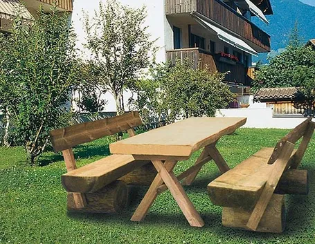 Tavolo in legno da giardino con panca