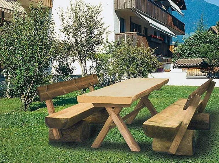 Tavolo in legno da giardino con panca