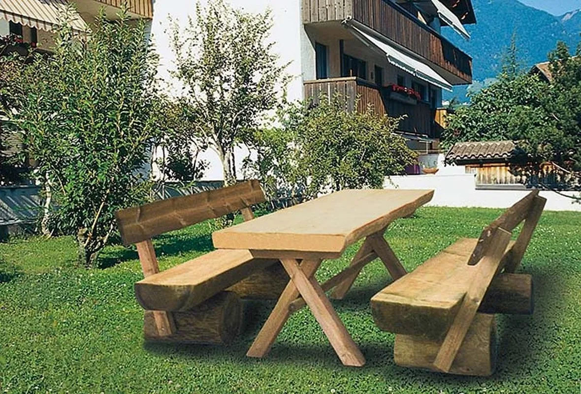 Tavolo in legno da giardino con panca