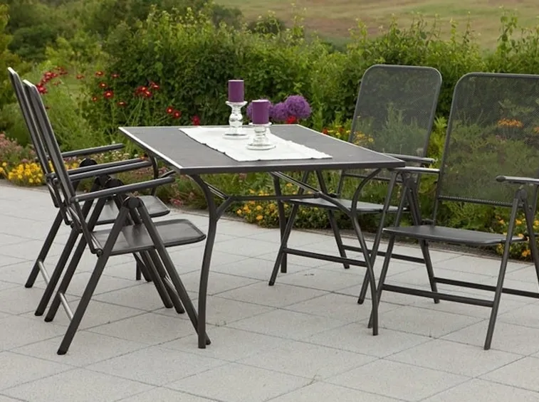 Elegante tavolo da giardino in metallo