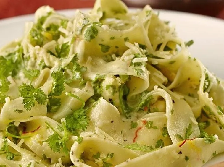 Pasta con salsa di limone e cerfogliio