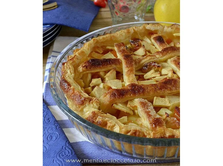 Una crostata di mele con la menta
