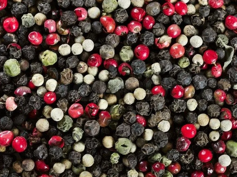 Grani mescolati di pepe rosso, bianco e nero