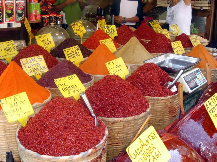 Un'altra immagine di spezie in vendita in un bazar