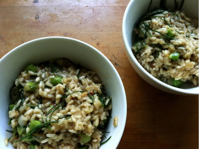 Un piatto di risotto agli agretti e piselli