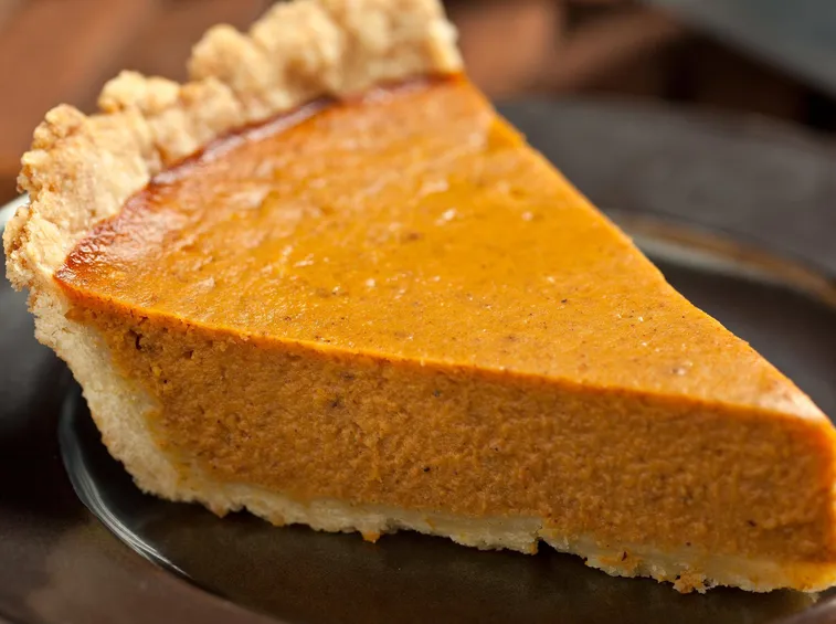 Una fetta di torta di zucca