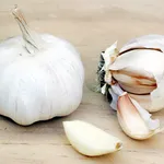 Aglio in fiore Trecce d'aglio appese