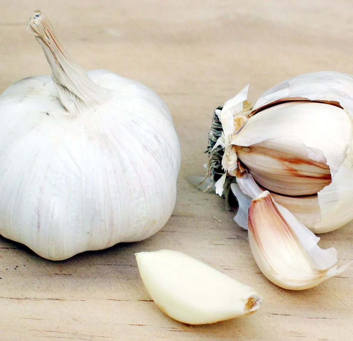 Aglio in fiore Trecce d'aglio appese