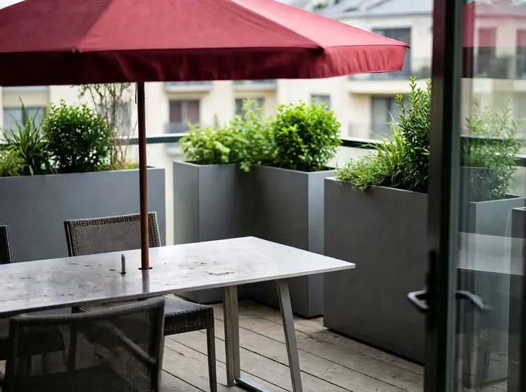 Alberelli e piante sul terrazzo
