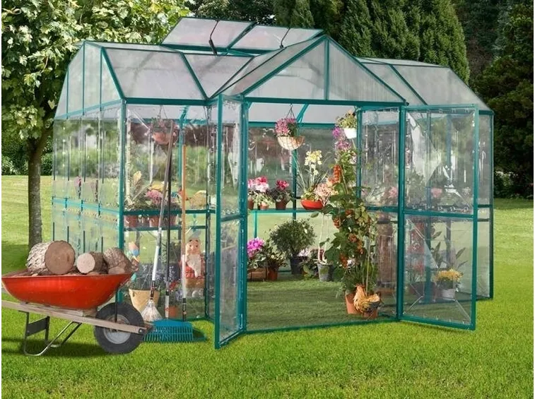 Un esempio di serra grande e robusta, adatta a giardini e terrazzi ampi