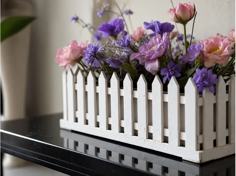 Staccionata in legno binco con fiori viola, adatti a una cerimonia nunziale