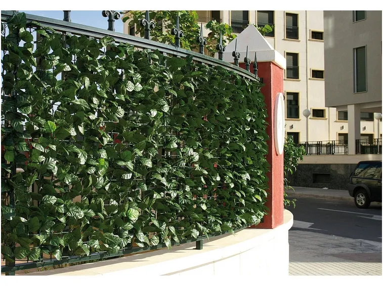 Balcone con edera finta e fiori in vaso