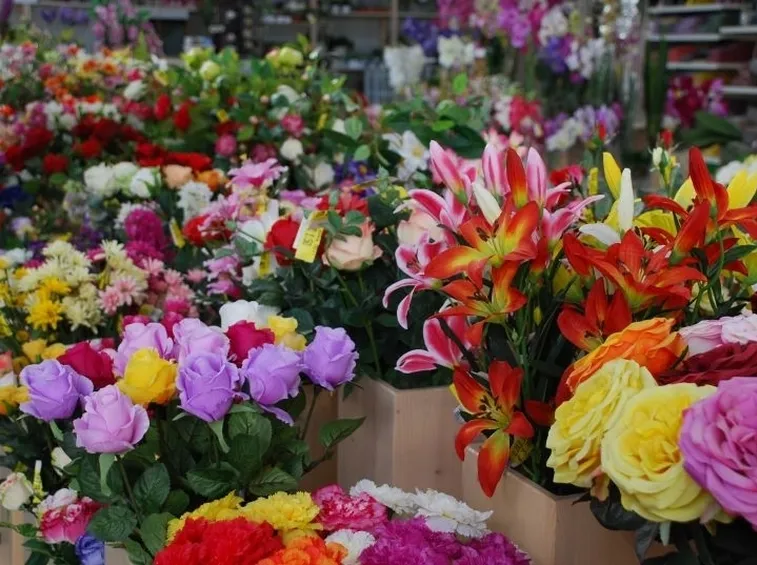 Un negozio di fiori finti all'ingrosso