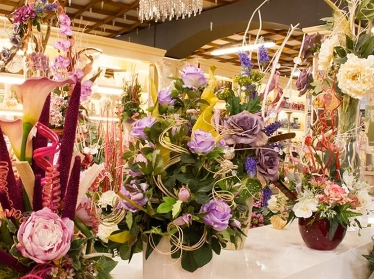 Dei bellissimi vasi di fiori finti