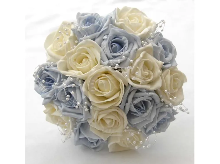 Bouquet di fiori finti con perle. Gli stessi fiori destinati alla sposa possono essere pensati per decorare le vostre bomboniere. Un'idea semplice ed elegante.