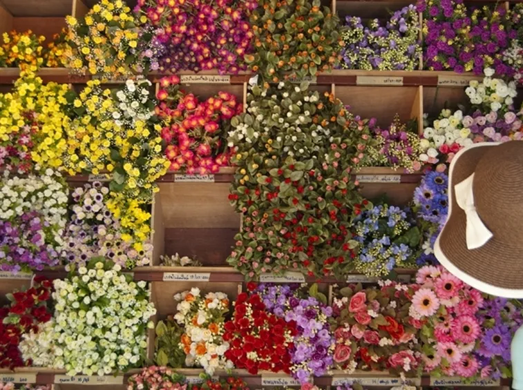 Varietà di fiori finti reperibili nei negozi specializzati.
