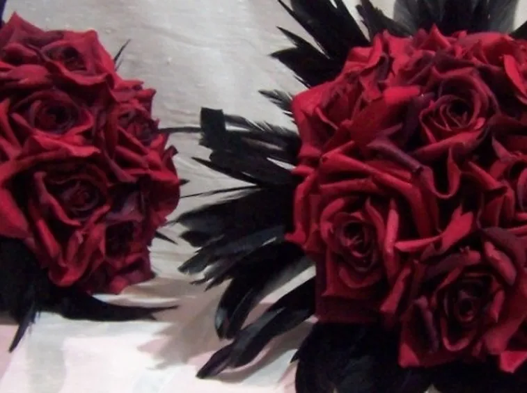 Bouquet di rose rosse in seta nel quale è possibile inserire confetti colorati.