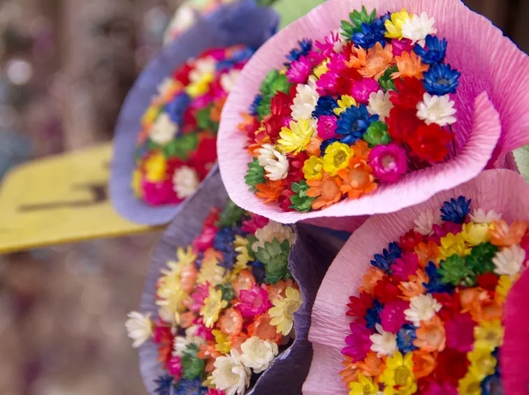 Mille sfumature di fiori finti colorati.