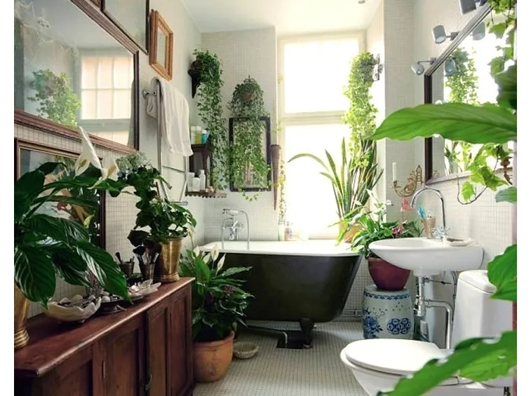 Piante finte da arredo che decorano il bagno