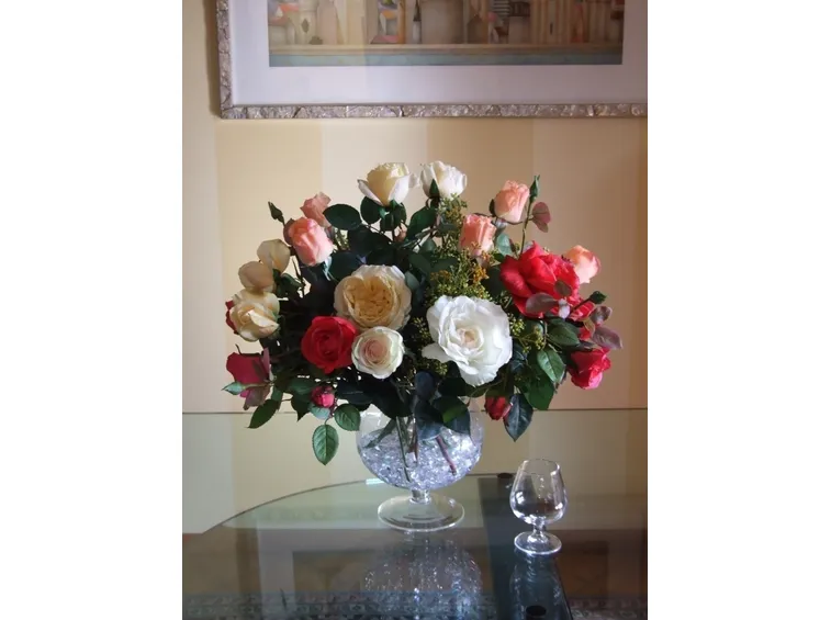 Vaso con fiori finti di rose rosse