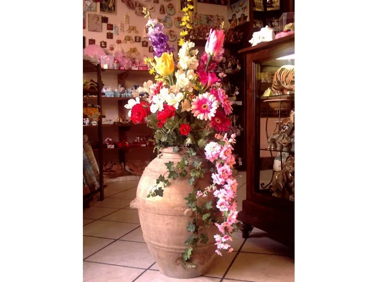 Composizione di vaso con fiori finti