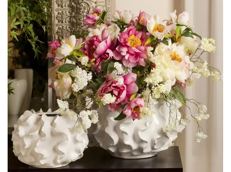 Composizione di vaso con fiori finti sui toni del rosa