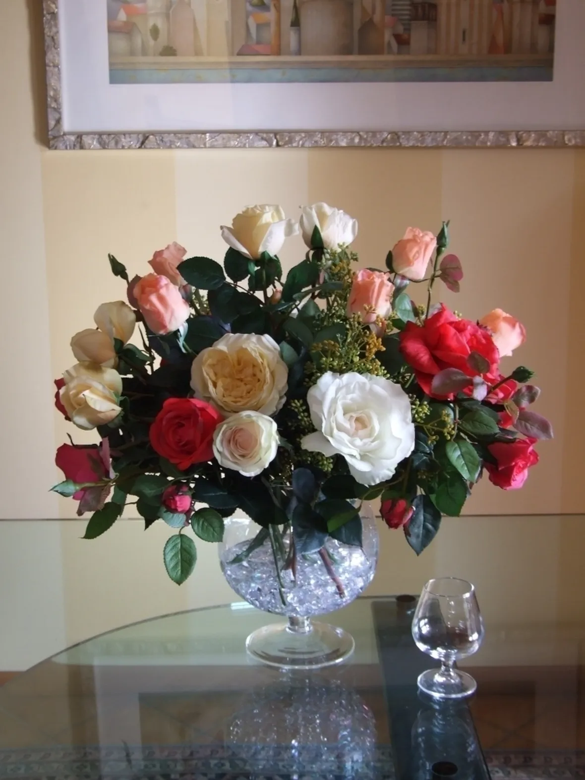 Vaso con fiori finti di rose rosse