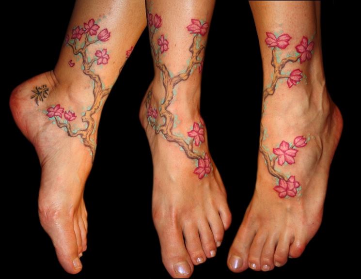 tatuaggio su un piede di fiori di pesco