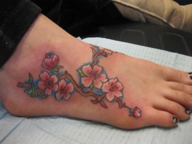 tatuaggio fiori di pesco 