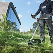 Decespugliatore Husqvarna in azione