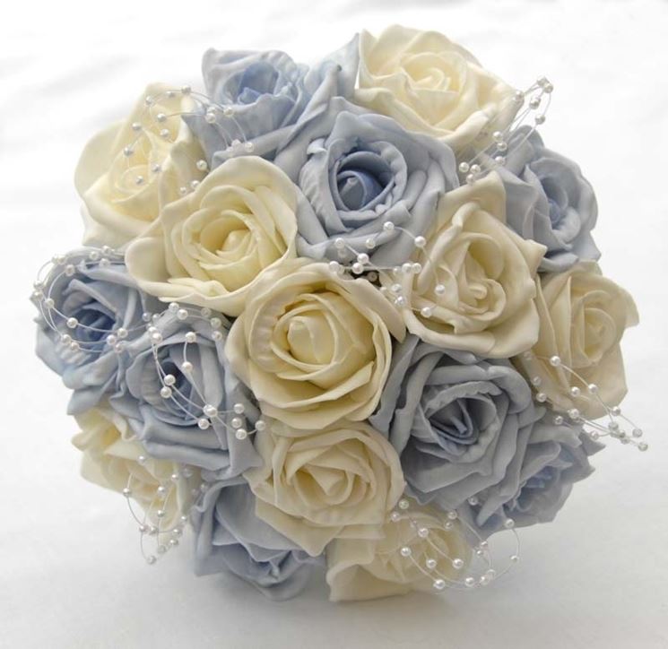 Bouquet di fiori finti con perle. Gli stessi fiori destinati alla sposa possono essere pensati per decorare le vostre bomboniere. Un'idea semplice ed elegante.